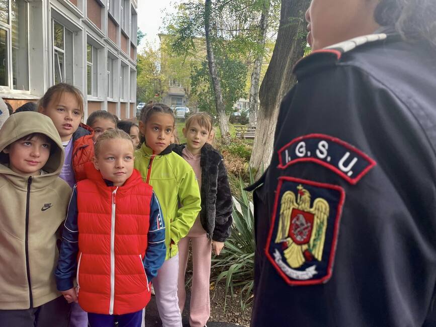 Incendii la doua scoli din Pitesti   elevi si profesori  evacuati | imaginea 1