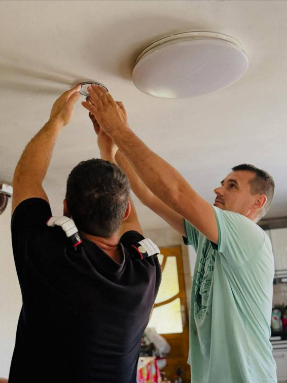 Sute de familii vulnerabile din Giurgiu primesc detectoare gratuite | imaginea 1