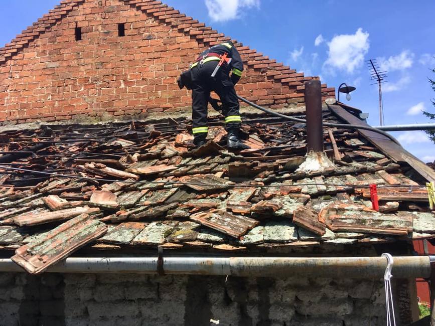 Interventie rapida a pompierilor voluntari pentru stingerea unui incendiu | imaginea 1