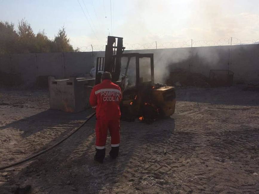 Interventie a SVSU Codlea la un incendiu de stivuitor | imaginea 1