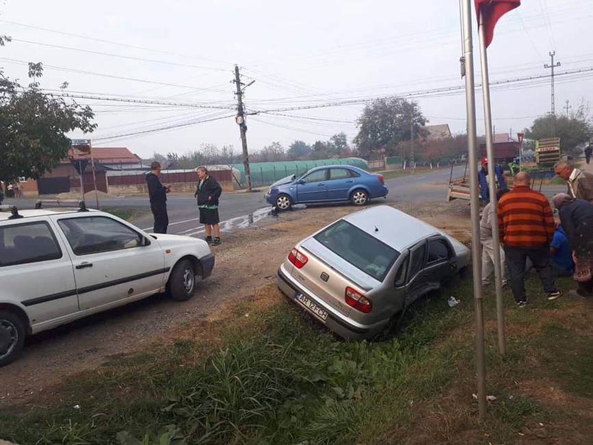 Accident intre doua autoturisme  cu riscul producerii unui incendiu | imaginea 1
