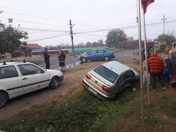 Accident intre doua autoturisme cu riscul producerii unui incendiu | imaginea 1