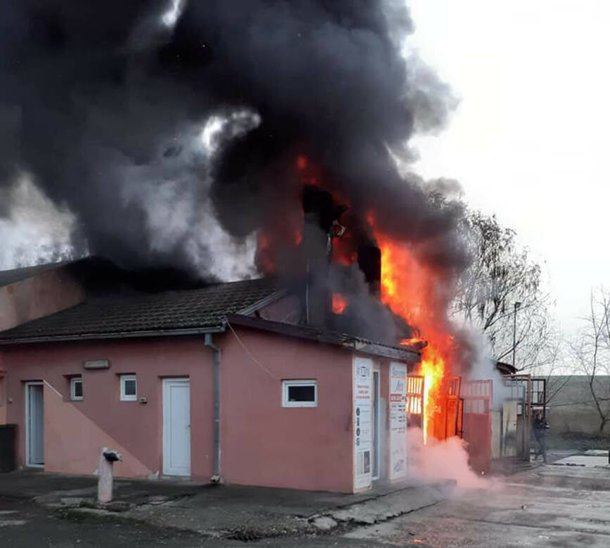 Incendiu la o fosta statie de carburanti | imaginea 1