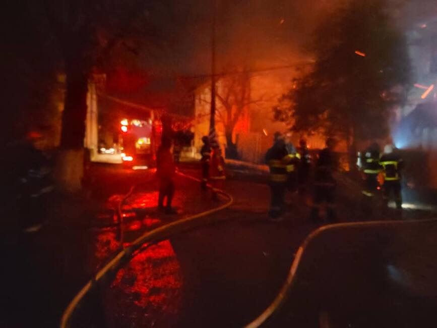 Interventie pentru stingerea unui incendiu la o cladire apartinand CFR | imaginea 1