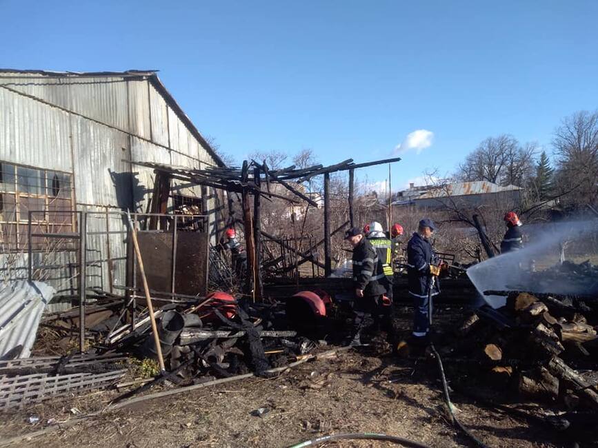 Interventie a SVSU Odobesti la un incendiu din localitate | imaginea 1