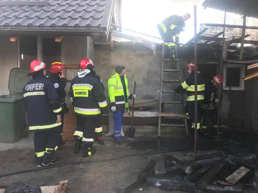 Interventie rapida a 12 pompieri voluntari la un incendiu de casa | imaginea 1