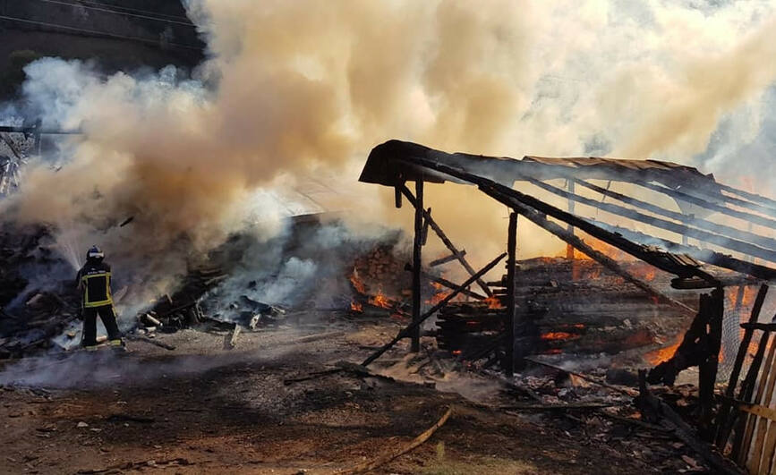 Interventie a SVSU Teius la stingerea unui incendiu izbucnit in incinta manastirii Ramet | imaginea 1