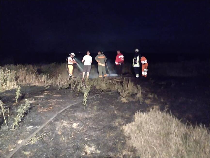 10 voluntari ai SVSU Zabrani au intervenit la un incendiu la o fosta ferma | imaginea 1