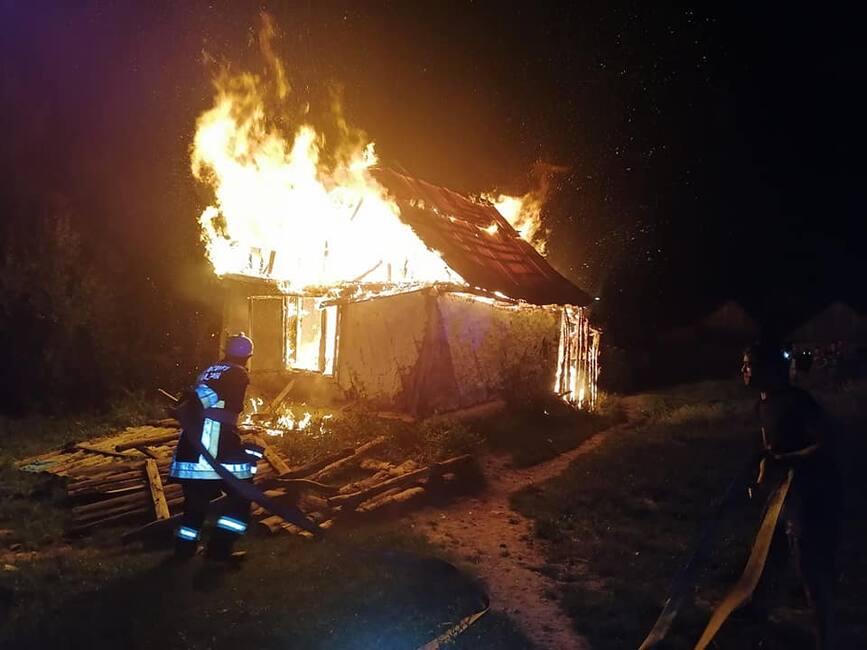 Incendiu devastator la o casa din localitatea Vulcan | imaginea 1