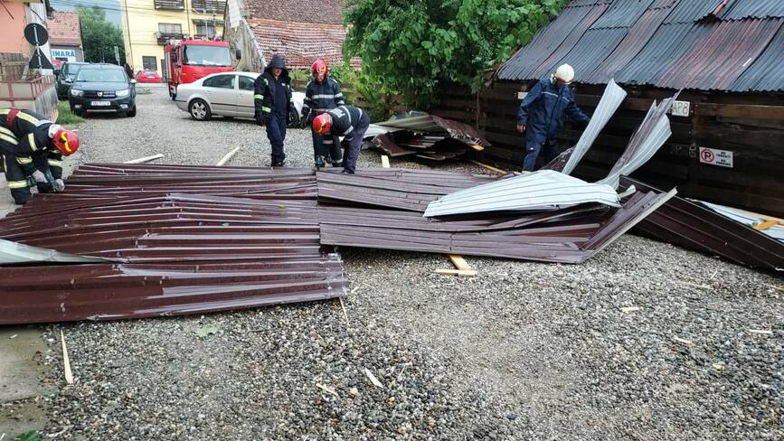 Voluntarii SVSU Bistrita au intervenit in mai multe zone afectate de furtuna | imaginea 1