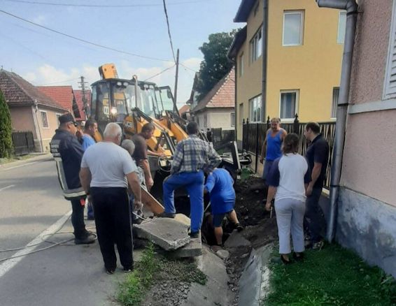 Echipajul SVSU Rusii Munti a salvat un cal cazut intr un canal | imaginea 1