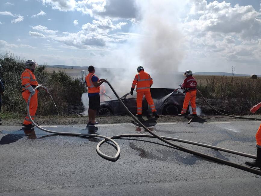 Interventie a SVSU Zabrani la un incendiu de autoturism implicat intr un accident | imaginea 1