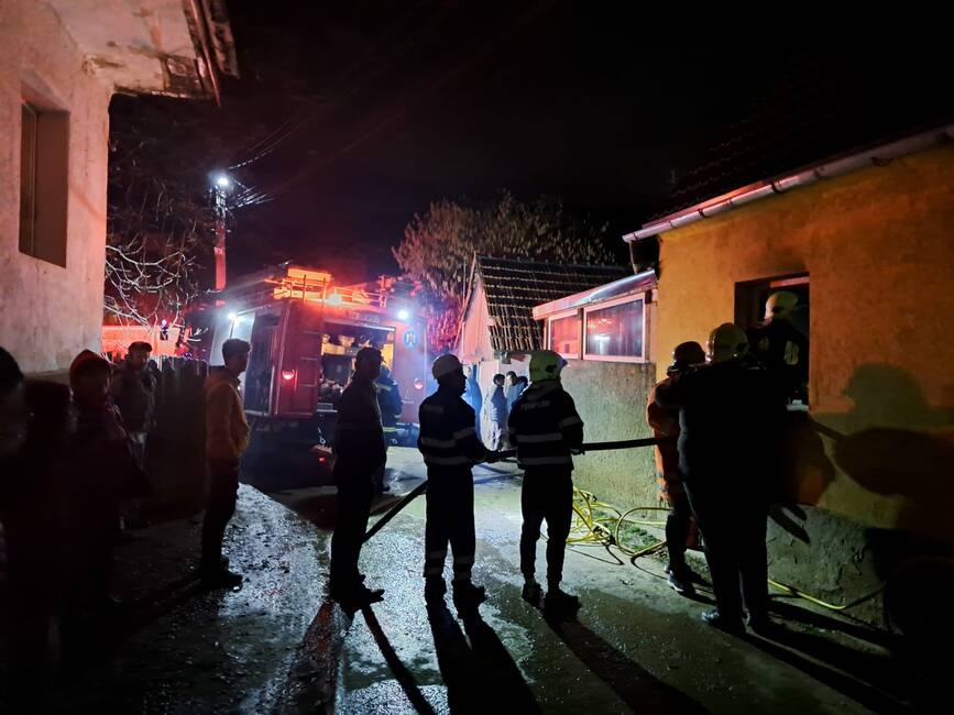 Familie afectata de un incendiu intr o comuna brasoveana | imaginea 1
