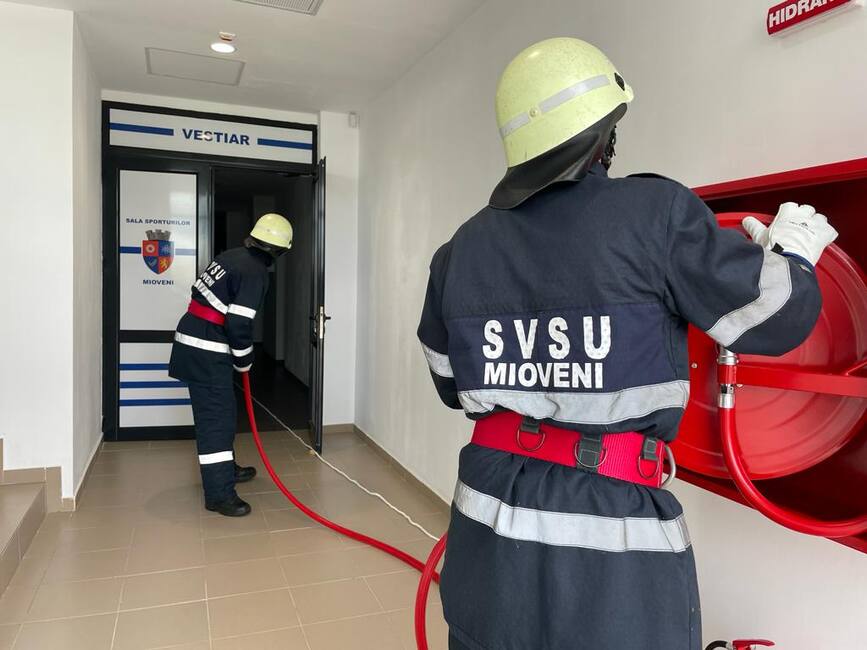 Exercitiu de evacuare in caz de incendiu  desfasurat de SVSU Mioveni | imaginea 1