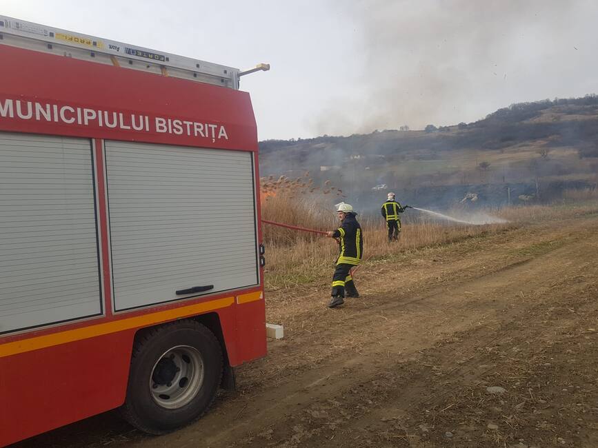 Incendiu de vegetatie  lichidat prompt de voluntarii SVSU Bistrita | imaginea 1