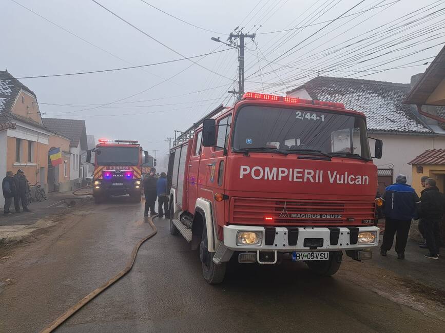 Interventie a SVSU Brasov la un incendiu de casa | imaginea 1