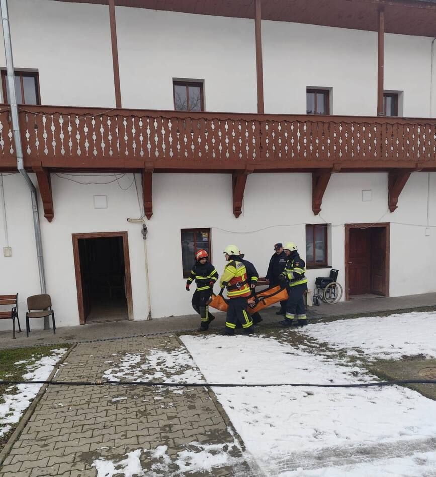 Incendiu la un camin de varstnici din Bistrita | imaginea 1