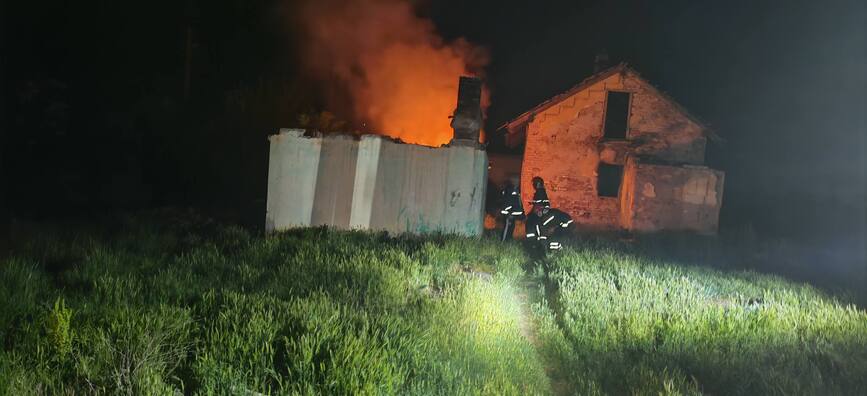 Interventie SVSU Vinga  Incendiu la un canton | imaginea 1