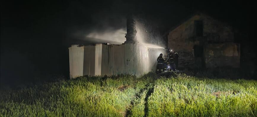 Interventie SVSU Vinga  Incendiu la un canton | imaginea 2