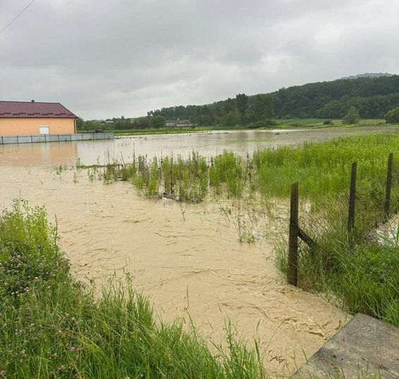 Gospodarii si strazi sub ape in judetul Botosani | imaginea 1