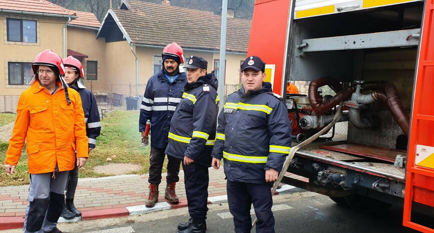 Pompierii voluntari din Nadrag au primit o autospeciala de stingere a incendiilor | imaginea 1