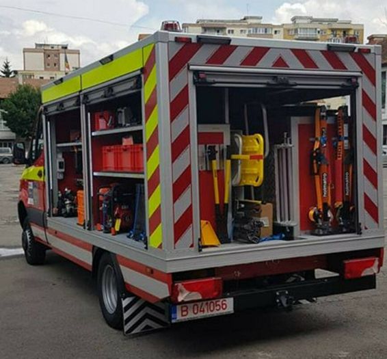 O noua autospeciala de descarcerare a intrat in dotarea Detasamentului 1 de Pompieri Brasov | imaginea 1