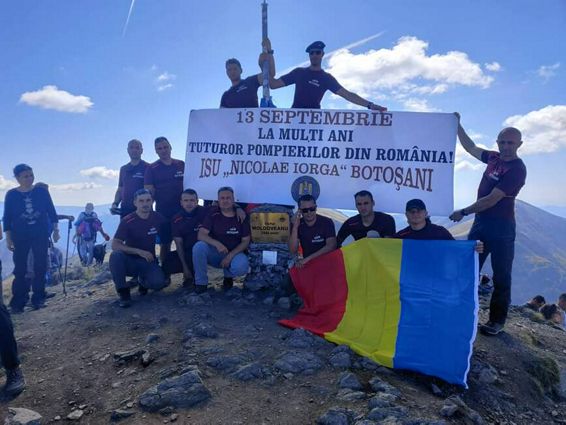 Au urat un gand bun de Ziua Pompierilor de pe un varf muntos | imaginea 1