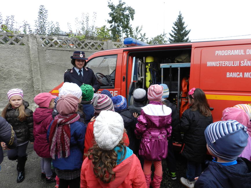 ISU Botosani vizitat de zeci de copii si adulti de Ziua Internationala pentru Reducerea Riscului Dezastrelor Naturale | imaginea 2
