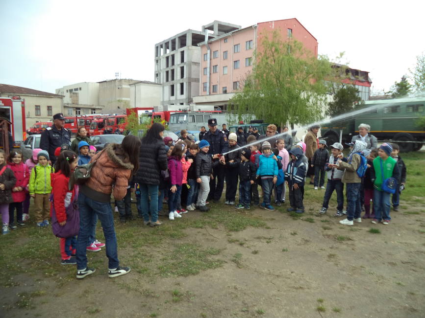 Peste 2000 de copii  in vizita la pompieri | imaginea 1