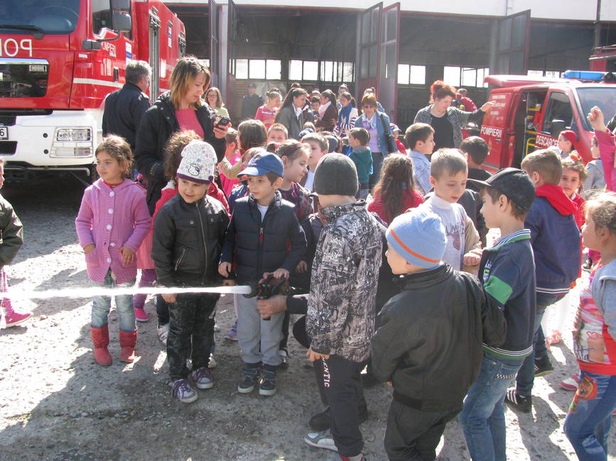 Peste 2000 de copii  in vizita la pompieri | imaginea 2