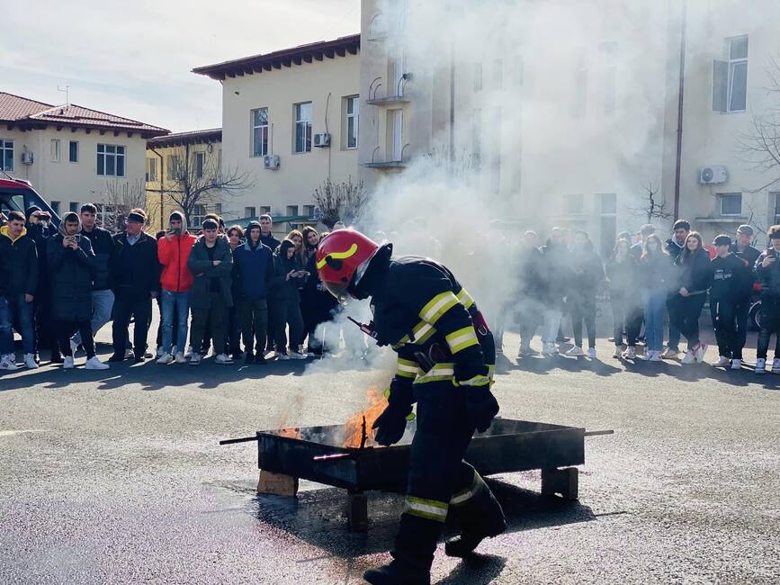 Zilele Portilor Deschise in Saptamana Protectiei Civile la ISU Prahova | imaginea 1