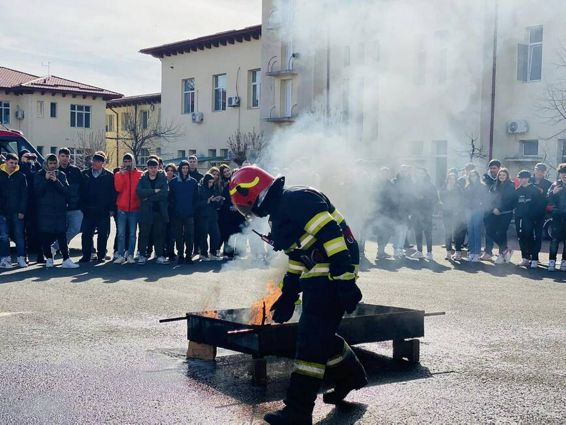 Zilele Portilor Deschise in Saptamana Protectiei Civile la ISU Prahova | imaginea 1